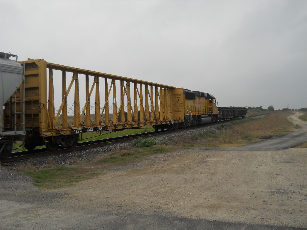 UP 2000  20110421  SB across McCarty Lane into JAMA with early morning pickups 